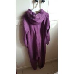Paarse onesie maat 134