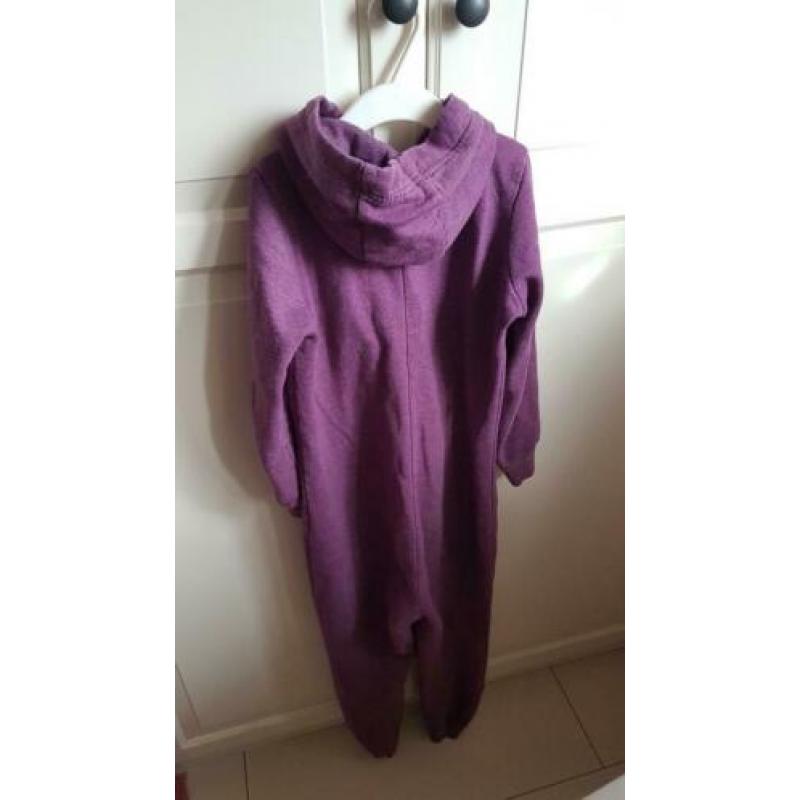 Paarse onesie maat 134