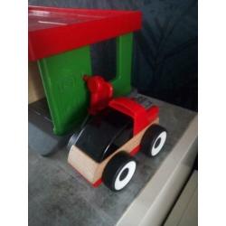 IKEA Lillabo garage met 4 auto's en 5 poppetjes.
