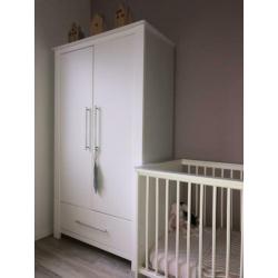Complete babykamer met kast, commode, ledikant en wandrek