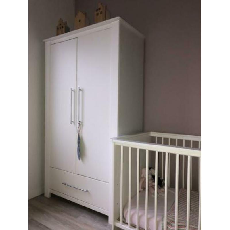 Complete babykamer met kast, commode, ledikant en wandrek
