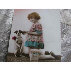 Oude Art Deco kaart uit 1928 - Meisje / Terrier / Blik