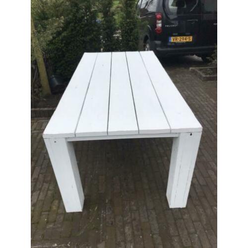 Wit houten tafel