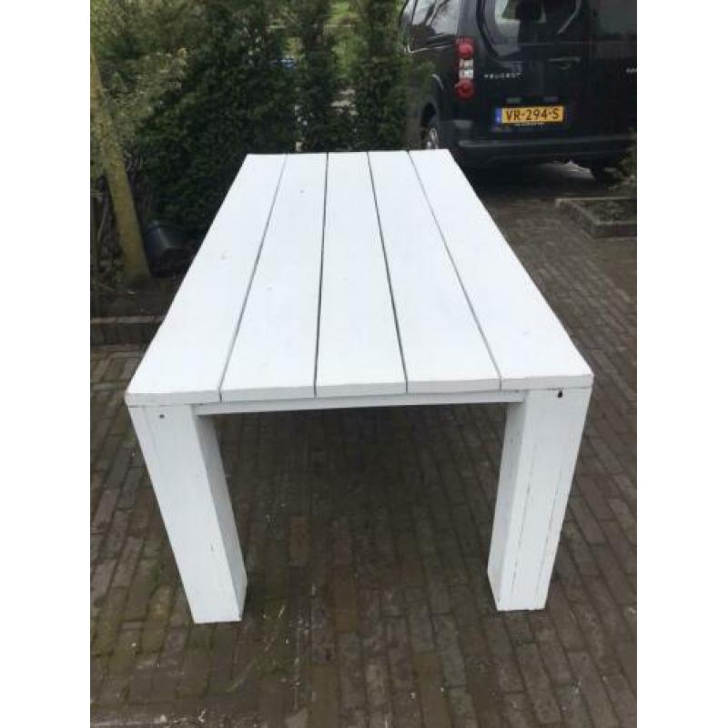 Wit houten tafel