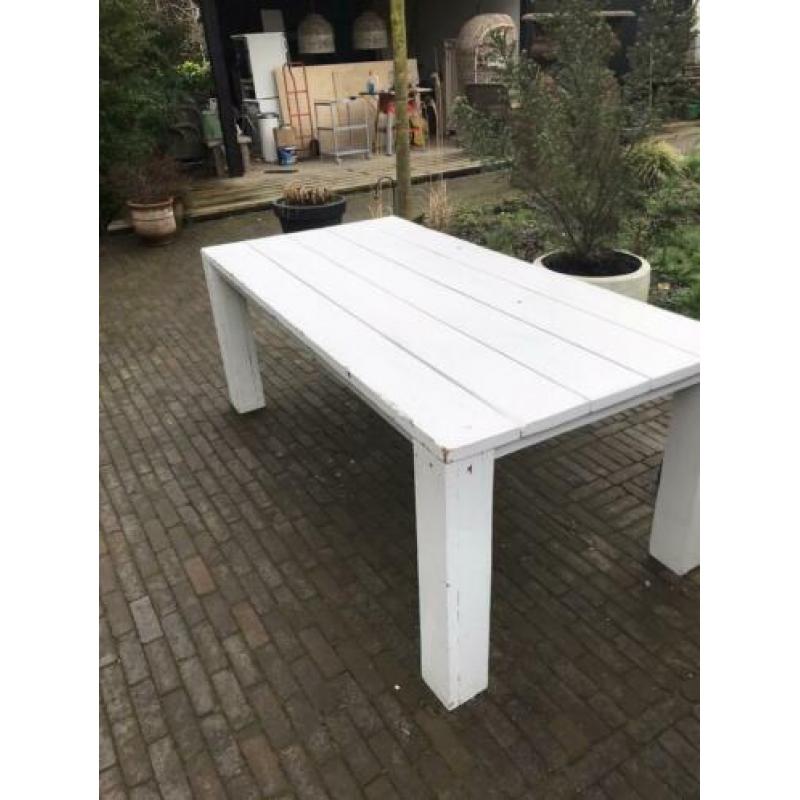 Wit houten tafel