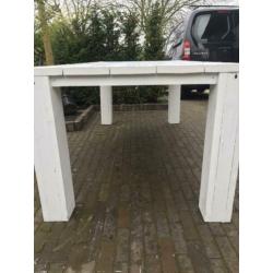 Wit houten tafel