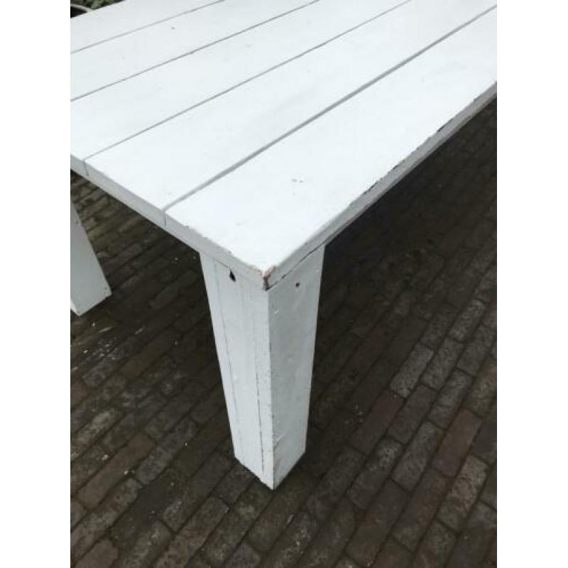 Wit houten tafel