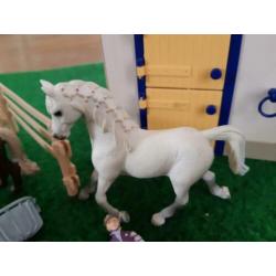 Schleich stal met paarden, veulen en ruiter