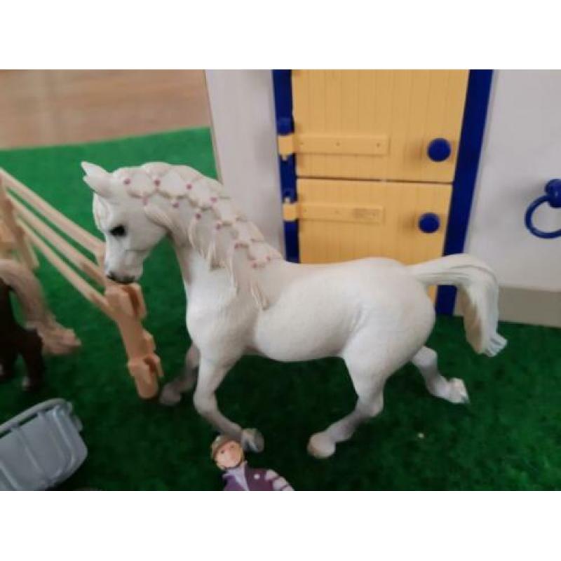 Schleich stal met paarden, veulen en ruiter
