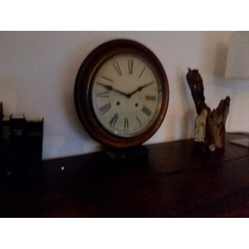 Te koop, antieke Engelse schoolklok