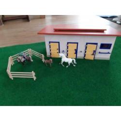 Schleich stal met paarden, veulen en ruiter