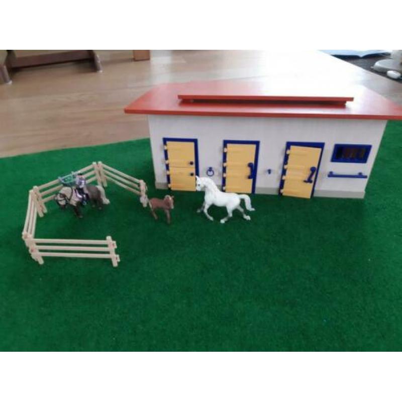 Schleich stal met paarden, veulen en ruiter