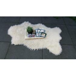 Schapenvacht, dienblaadje met accessoires
