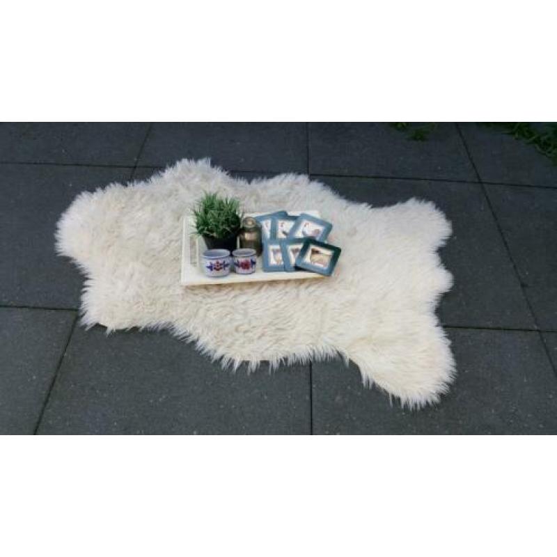 Schapenvacht, dienblaadje met accessoires