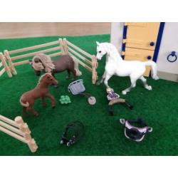 Schleich stal met paarden, veulen en ruiter