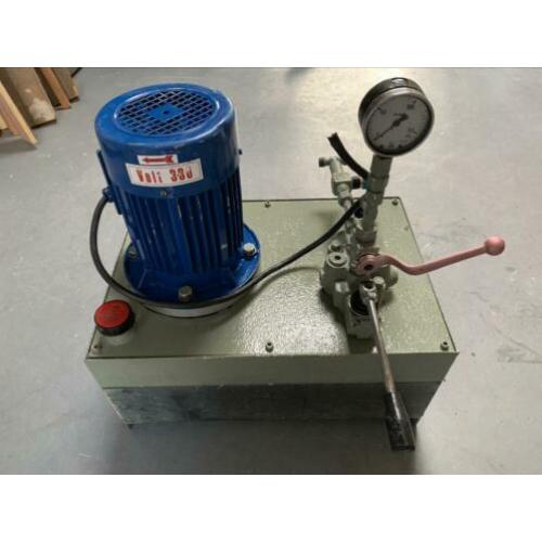 Hydraulic pomp reservoir met ventiel en manometer