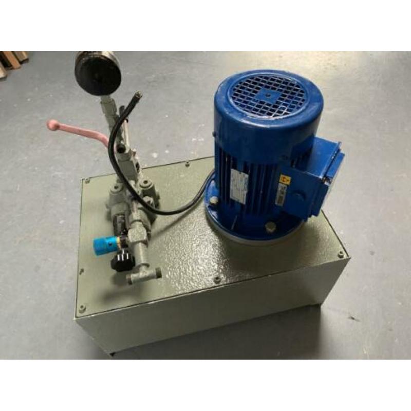 Hydraulic pomp reservoir met ventiel en manometer