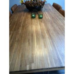 Houten eettafel