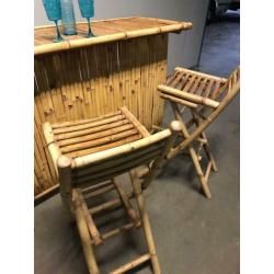 oude bamboo bar met 2 krukken