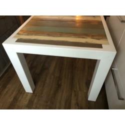 Design eettafel gemaakt van epoxy sloophout