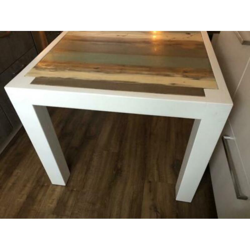 Design eettafel gemaakt van epoxy sloophout