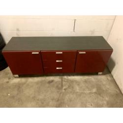 Dressoir: robuust, rood glanzend