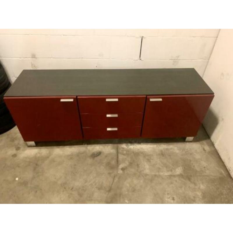 Dressoir: robuust, rood glanzend