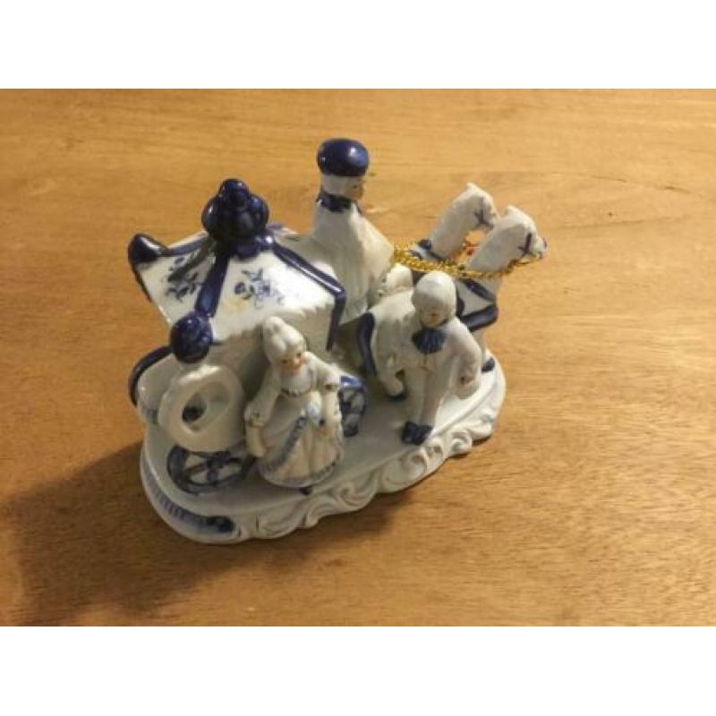 Porseleinen koets met paarden in de kleuren delfts blauw