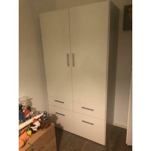 Witte kledingkast met 4 lades