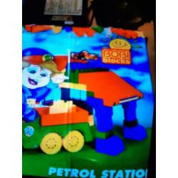 BOBI BLOCKS grote doos met benzinepomp. B