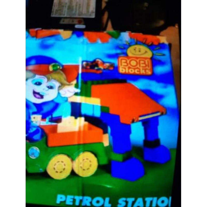 BOBI BLOCKS grote doos met benzinepomp. B