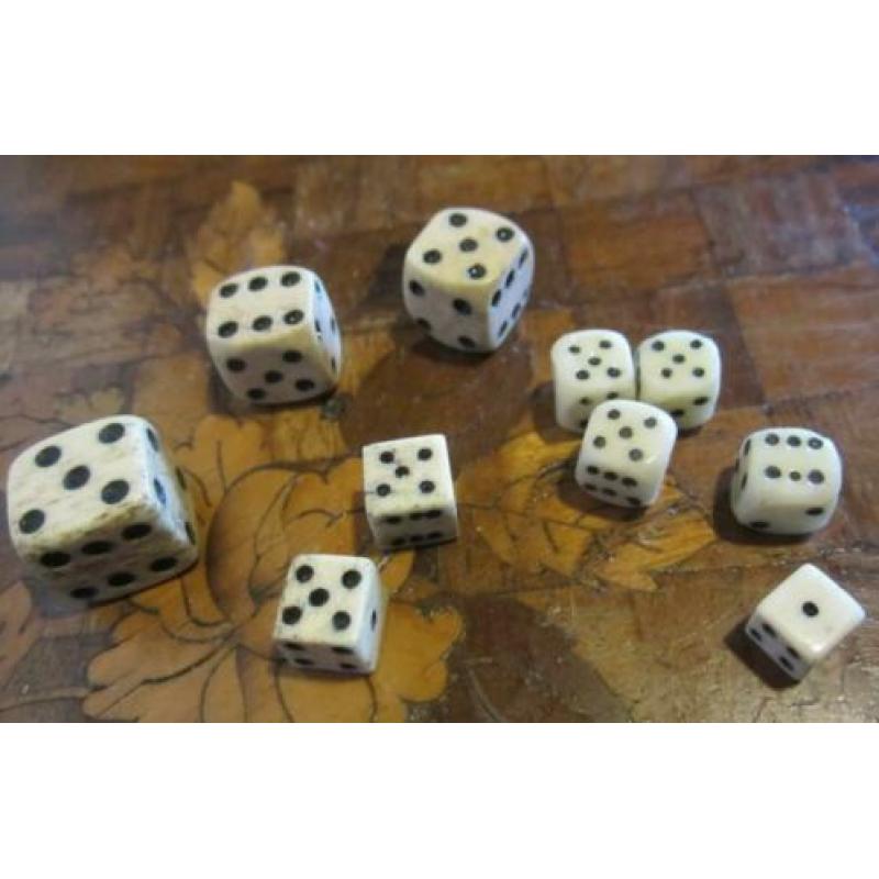 10 antieke benen teerlingen, versch. grootte, ook miniatuur