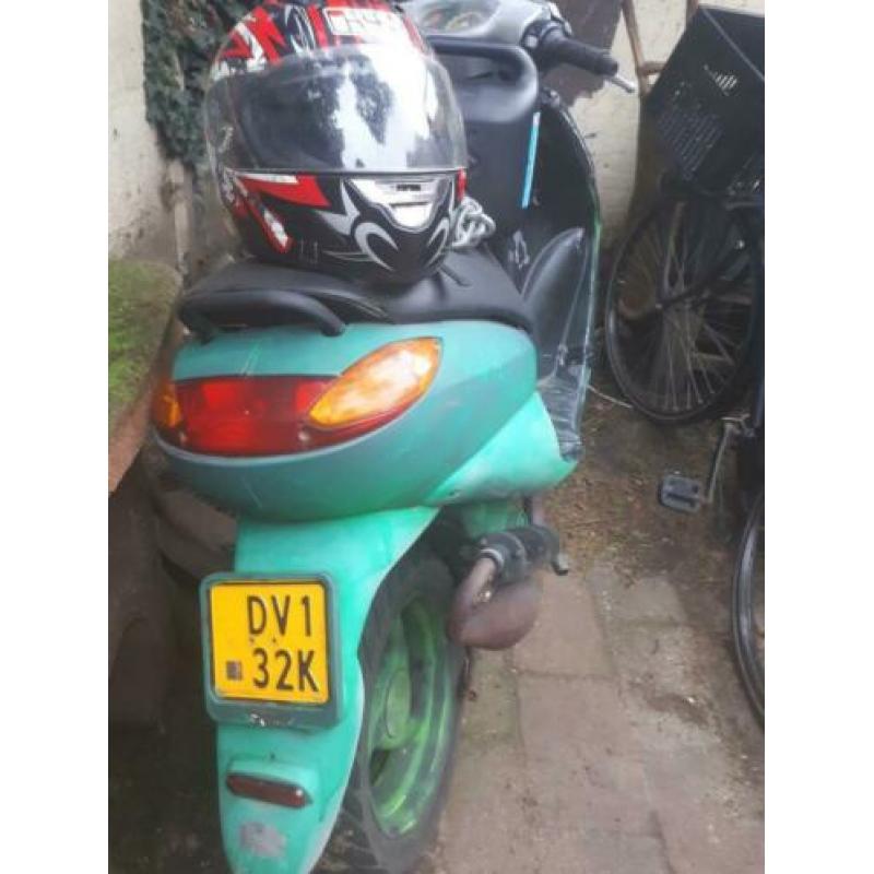 Peugeot Scooter incl toebehoren (zie foto's) rijdt niet