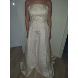 Mooie strapless trouwjurk maat 40/42 incl onderrok.