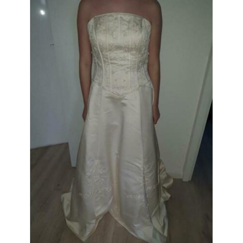 Mooie strapless trouwjurk maat 40/42 incl onderrok.