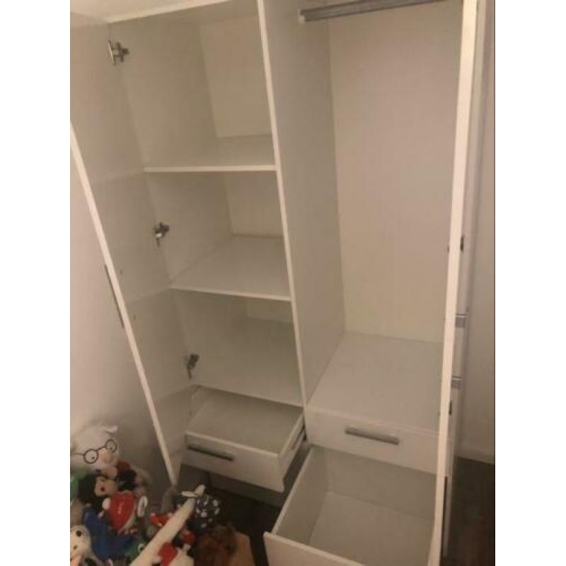 Witte kledingkast met 4 lades