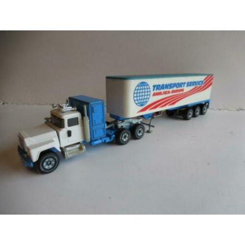 Siku Mack Truck met oplegger America-Europe
