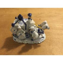Porseleinen koets met paarden in de kleuren delfts blauw