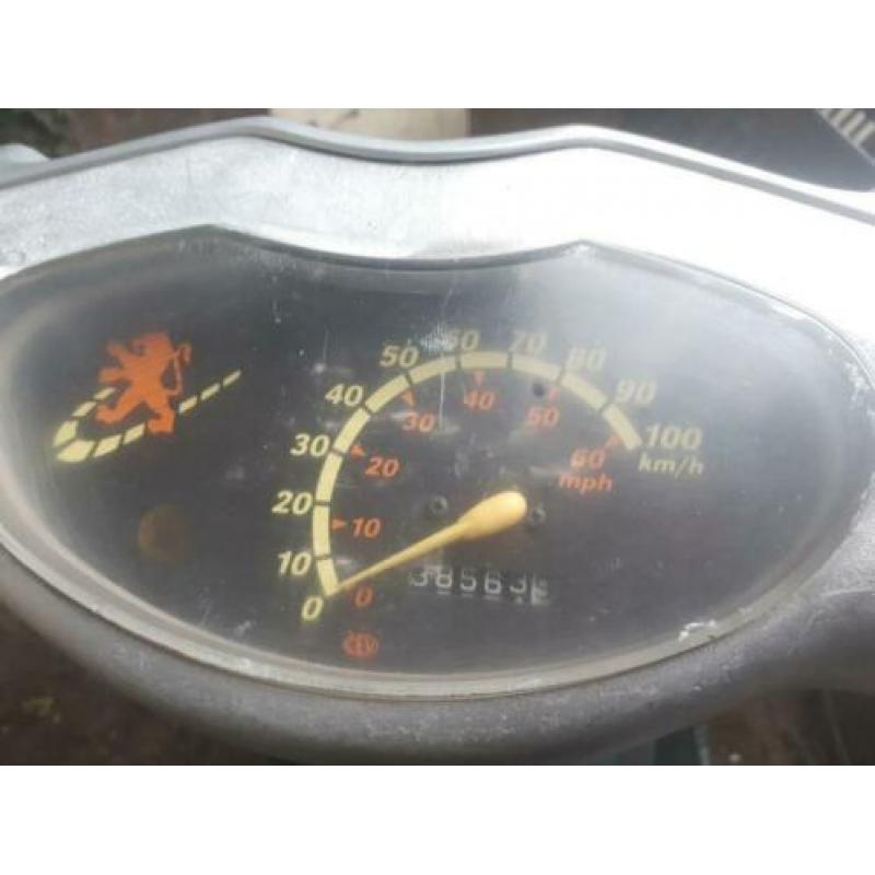 Peugeot Scooter incl toebehoren (zie foto's) rijdt niet