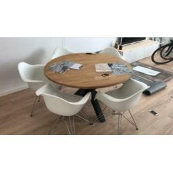 Kuipstoelen wit Eames met stalen onderstel