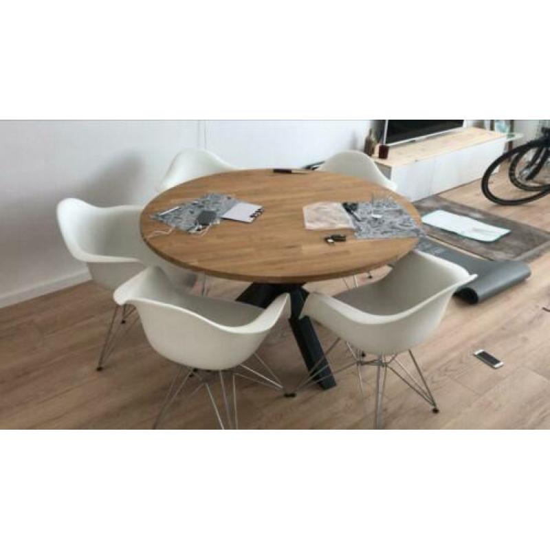Kuipstoelen wit Eames met stalen onderstel