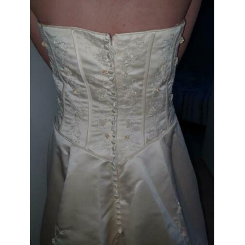 Mooie strapless trouwjurk maat 40/42 incl onderrok.