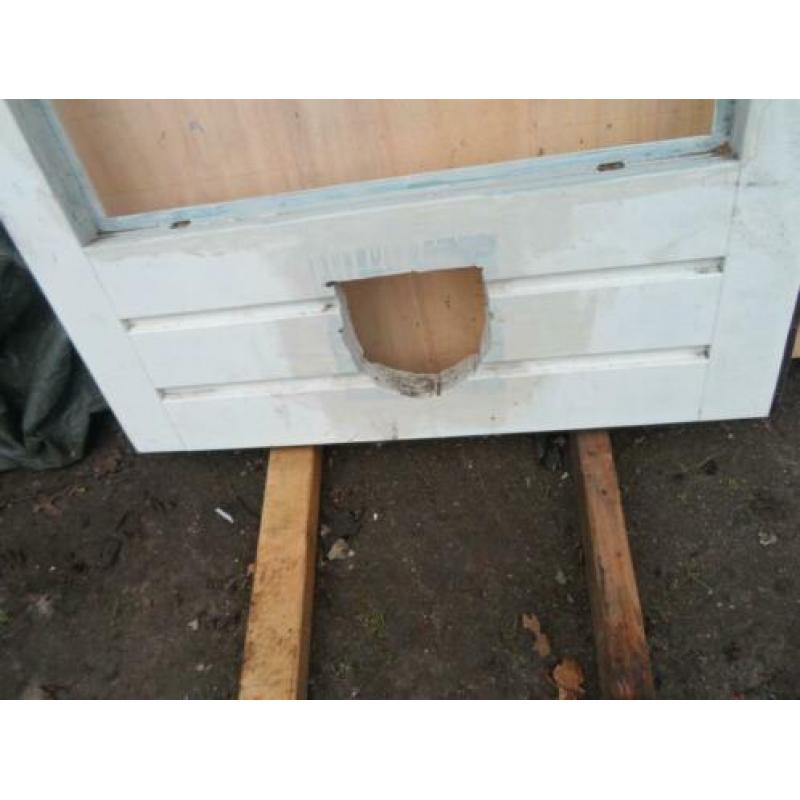 Te koop bestaande meranti achterdeur met kattenluik nr 3.