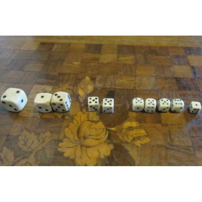 10 antieke benen teerlingen, versch. grootte, ook miniatuur