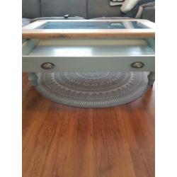 vintage salontafel met glasplaat en lade . .