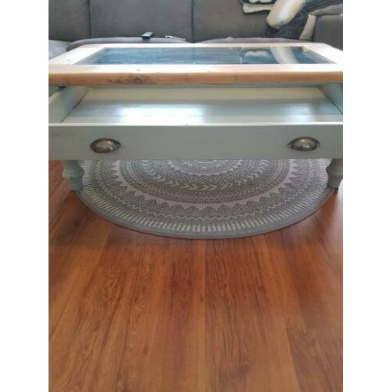 vintage salontafel met glasplaat en lade . .