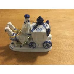 Porseleinen koets met paarden in de kleuren delfts blauw
