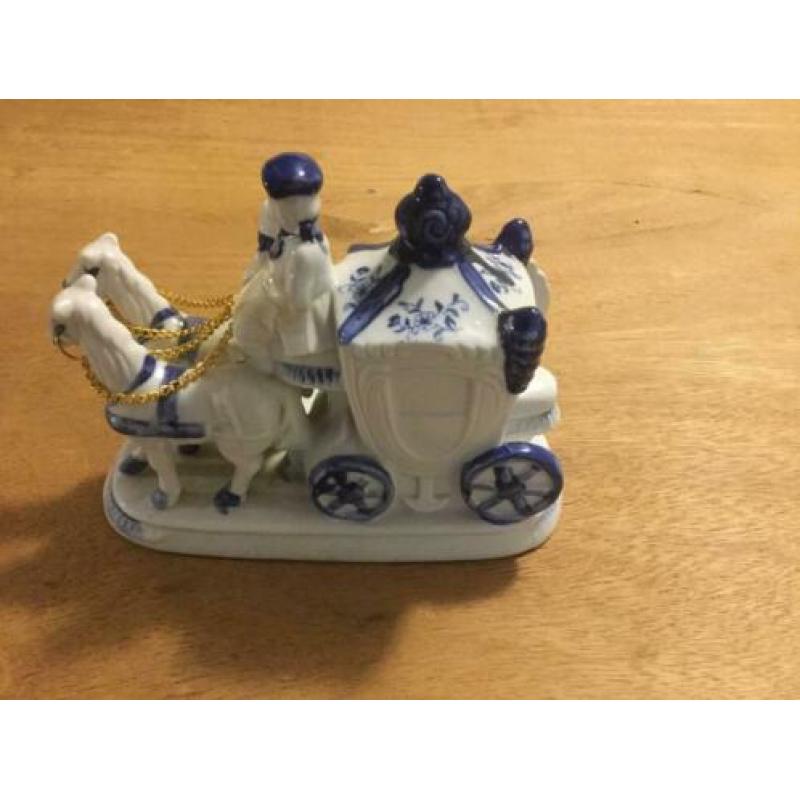 Porseleinen koets met paarden in de kleuren delfts blauw