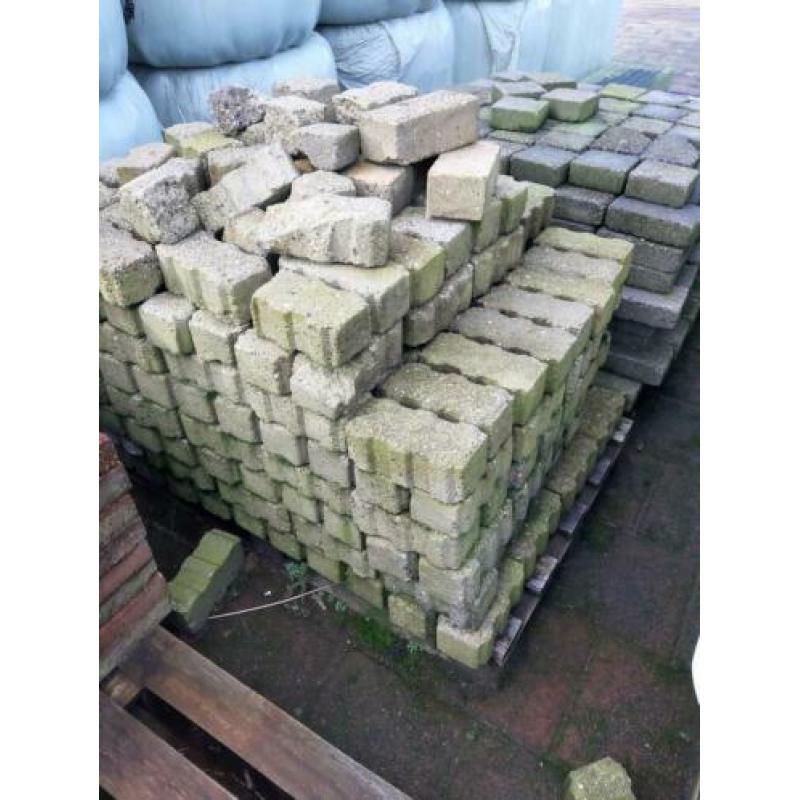 gratis af te halen diverse bestrating materiaal