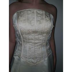 Mooie strapless trouwjurk maat 40/42 incl onderrok.
